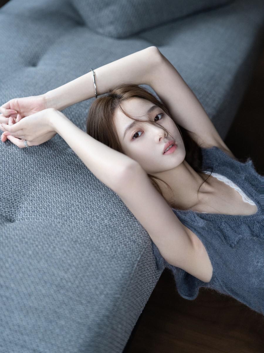 窗边独坐俏美女，灰色针织虚度闲散时光-第4张图片-风享汇