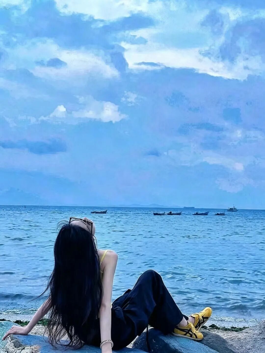 去海边别再傻站着拍了！9个万能姿势，随手拍都好看-第4张图片-风享汇