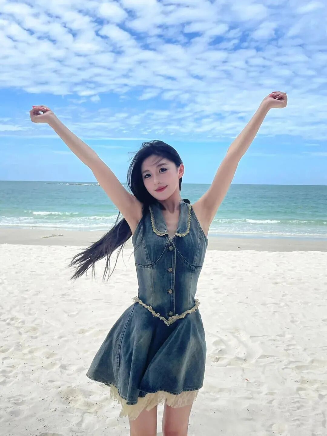 海边拍照别再傻站着！9 个甜酷姿势，牛仔裙拍巨出片-第2张图片-风享汇