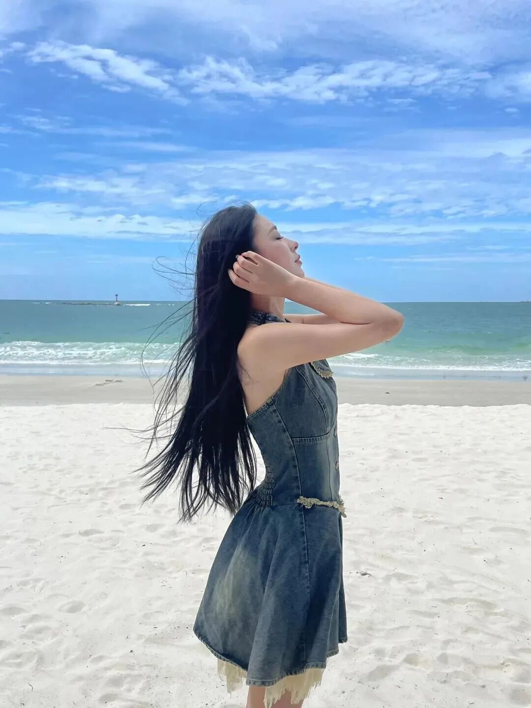 海边拍照别再傻站着！9 个甜酷姿势，牛仔裙拍巨出片-第3张图片-风享汇