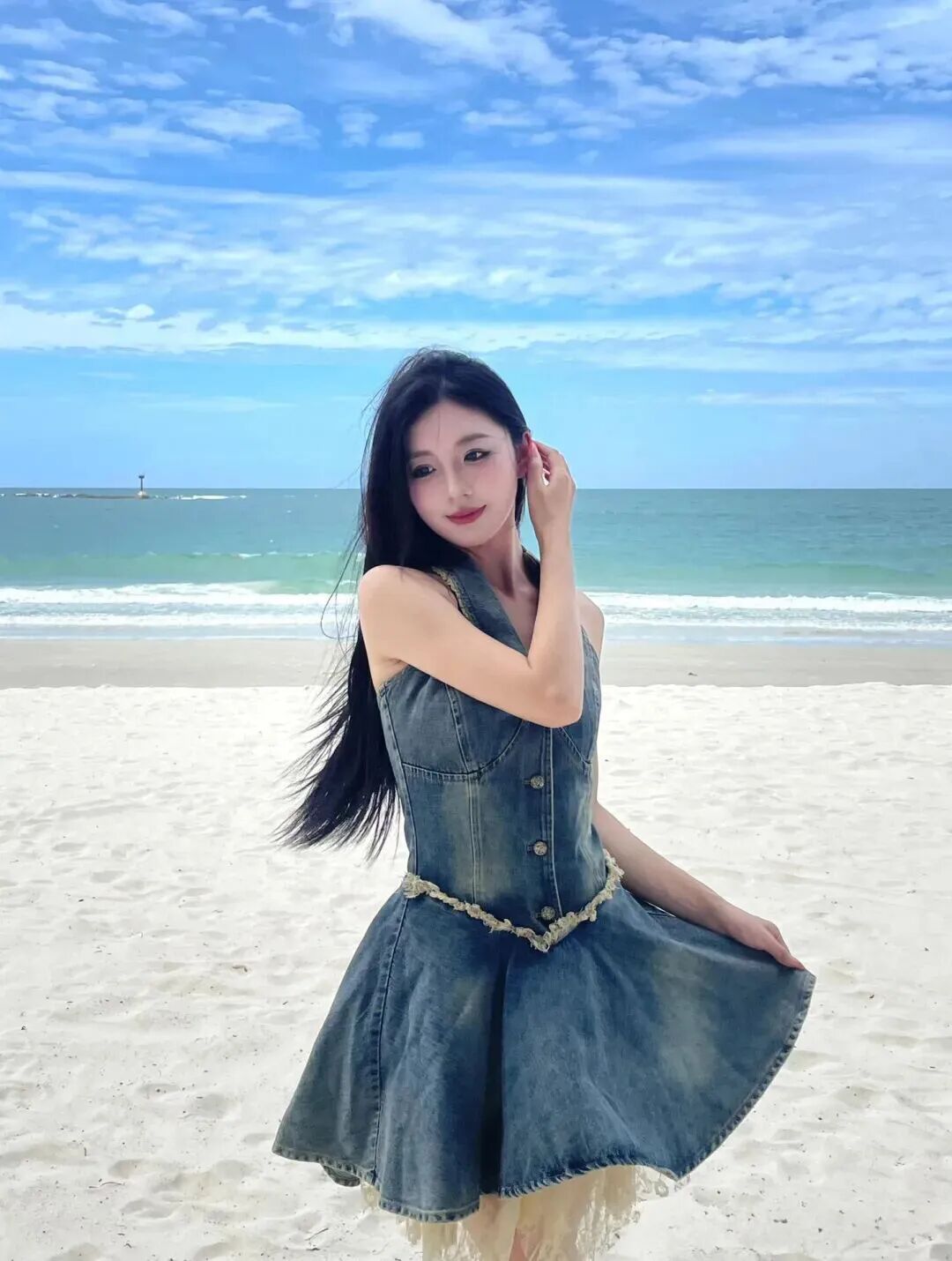 海边拍照别再傻站着！9 个甜酷姿势，牛仔裙拍巨出片-第4张图片-风享汇