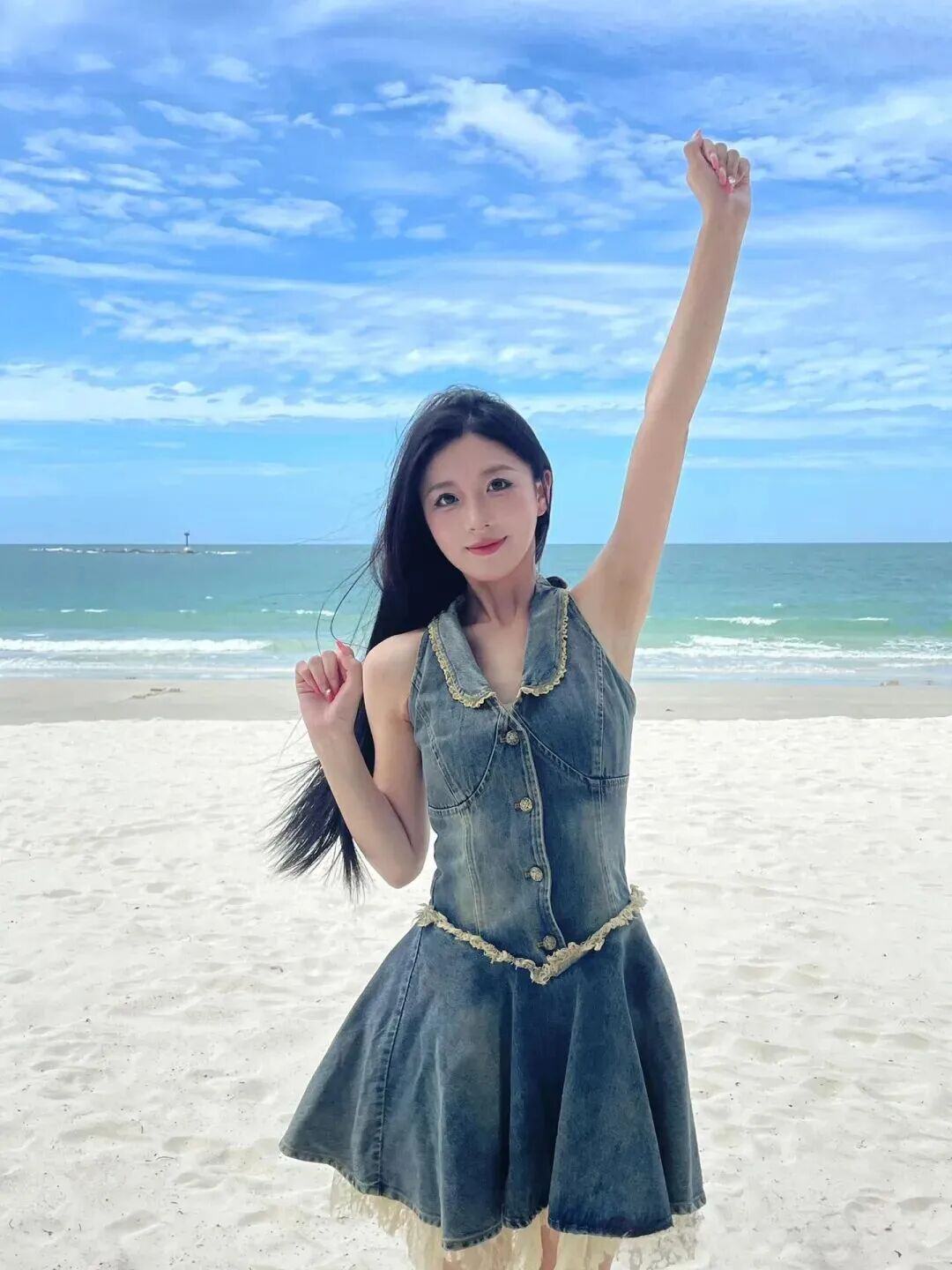 海边拍照别再傻站着！9 个甜酷姿势，牛仔裙拍巨出片-第7张图片-风享汇
