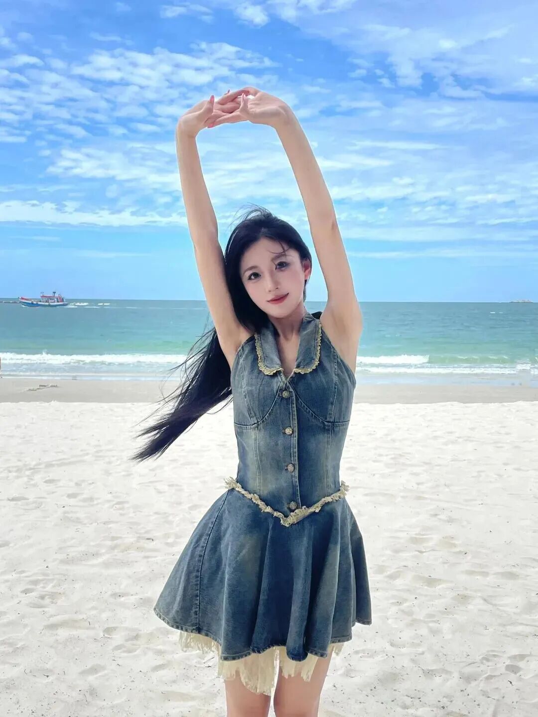 海边拍照别再傻站着！9 个甜酷姿势，牛仔裙拍巨出片-第5张图片-风享汇