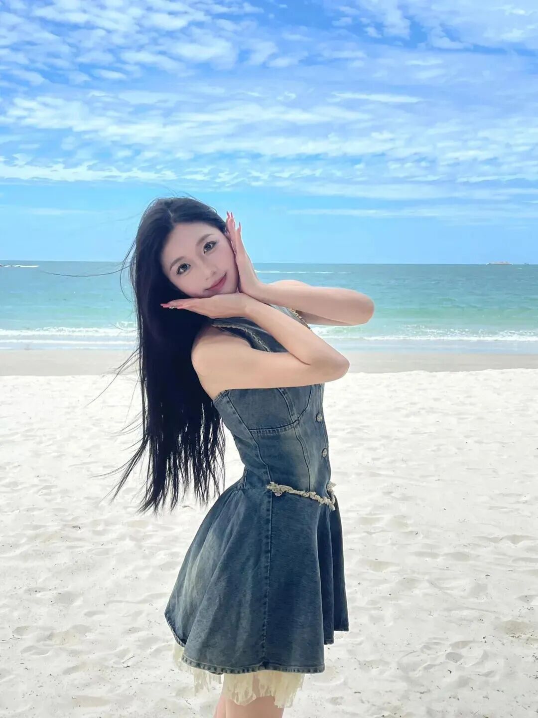 海边拍照别再傻站着！9 个甜酷姿势，牛仔裙拍巨出片-第6张图片-风享汇