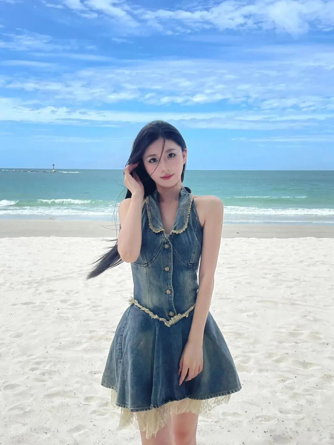 海边拍照别再傻站着！9 个甜酷姿势，牛仔裙拍巨出片-第8张图片-风享汇