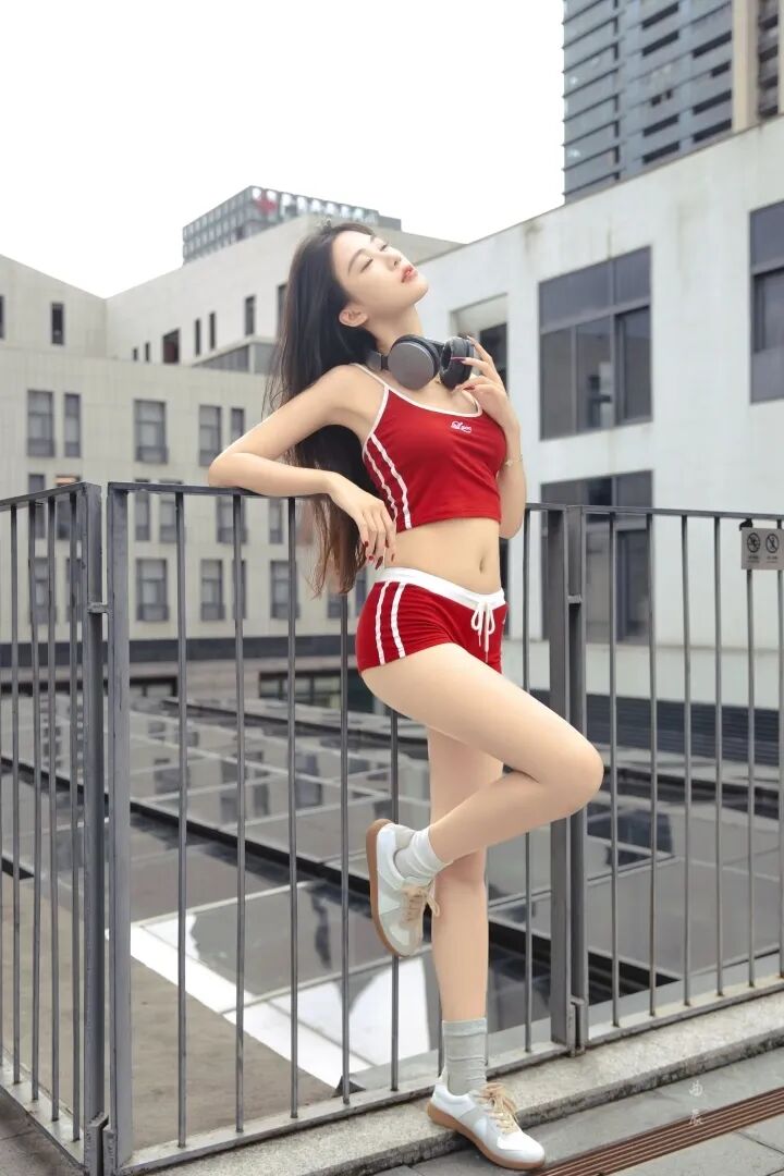 天台红墙随手拍，解锁运动风写真正确打开方式-第3张图片-风享汇