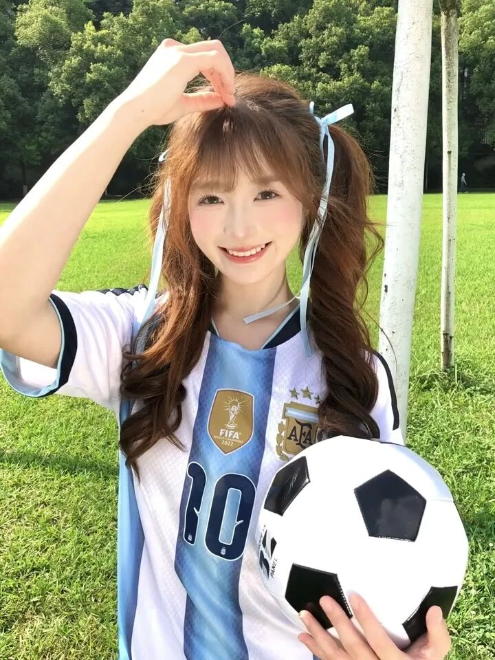 世界杯足球风写真怎么拍？9个姿势教你拍出甜妹感大片-第2张图片-风享汇
