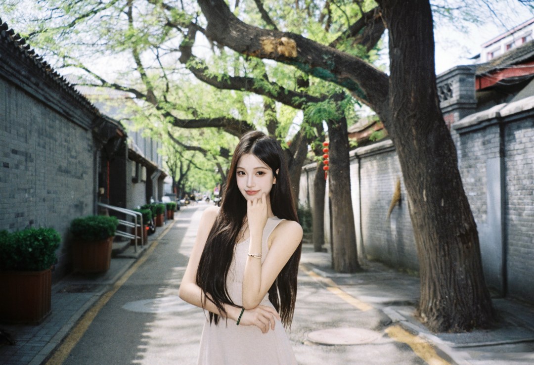灰墙青瓦间，胡同里光影里的少女诗篇-第9张图片-风享汇