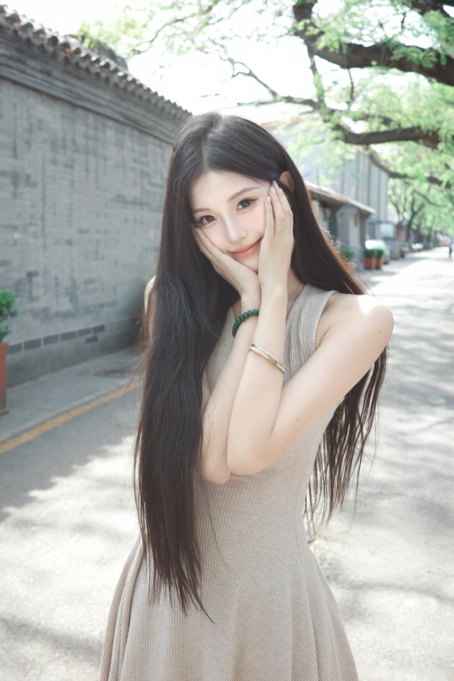 灰墙青瓦间，胡同里光影里的少女诗篇-第1张图片-风享汇