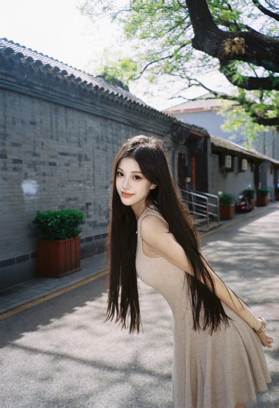 灰墙青瓦间，胡同里光影里的少女诗篇-第8张图片-风享汇