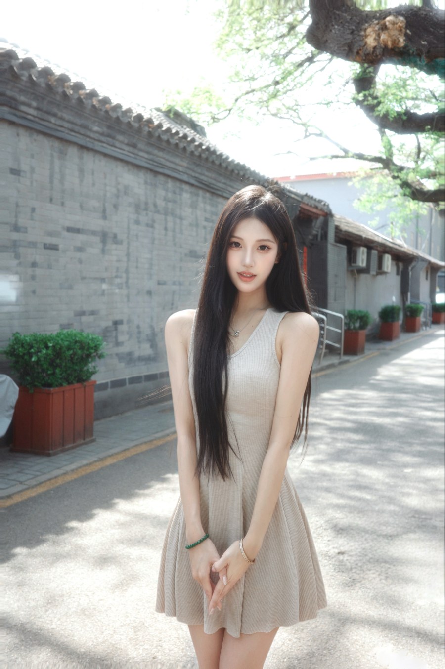 灰墙青瓦间，胡同里光影里的少女诗篇-第3张图片-风享汇