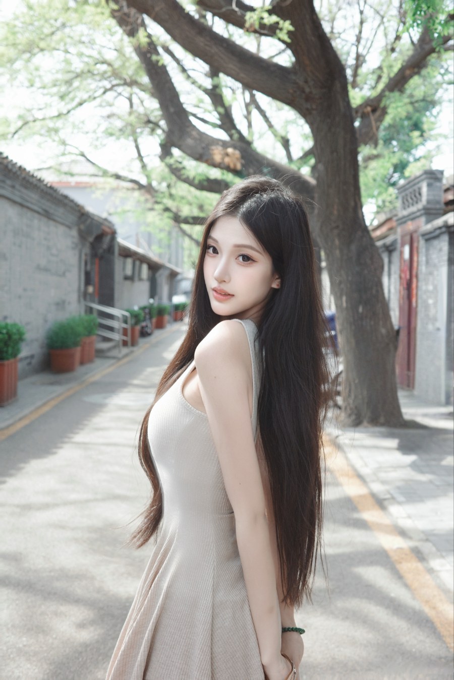 灰墙青瓦间，胡同里光影里的少女诗篇-第2张图片-风享汇