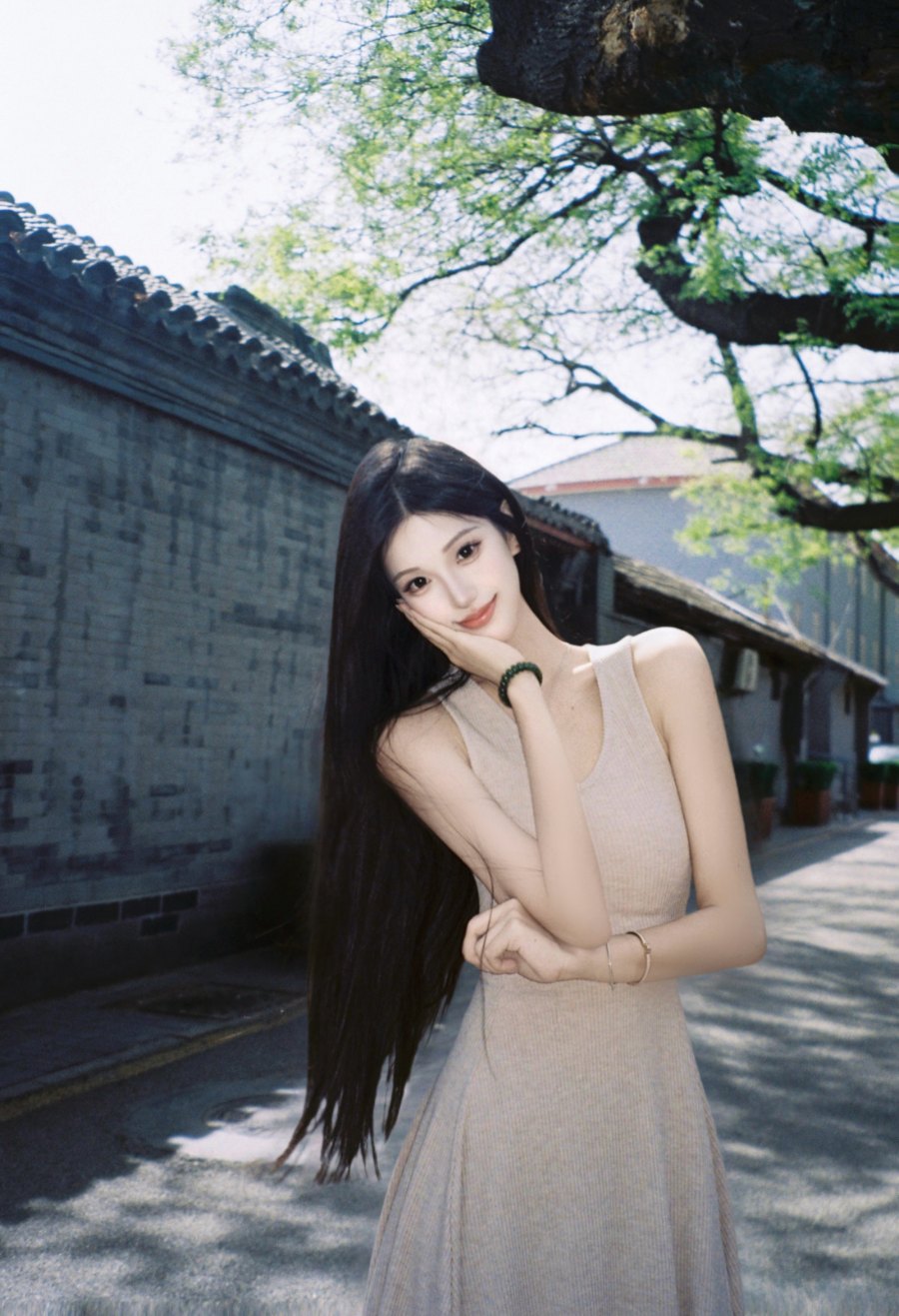 灰墙青瓦间，胡同里光影里的少女诗篇-第7张图片-风享汇