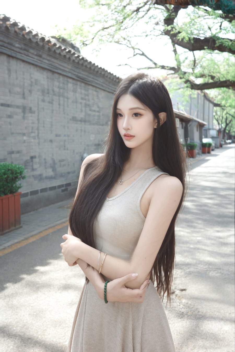 灰墙青瓦间，胡同里光影里的少女诗篇-第4张图片-风享汇