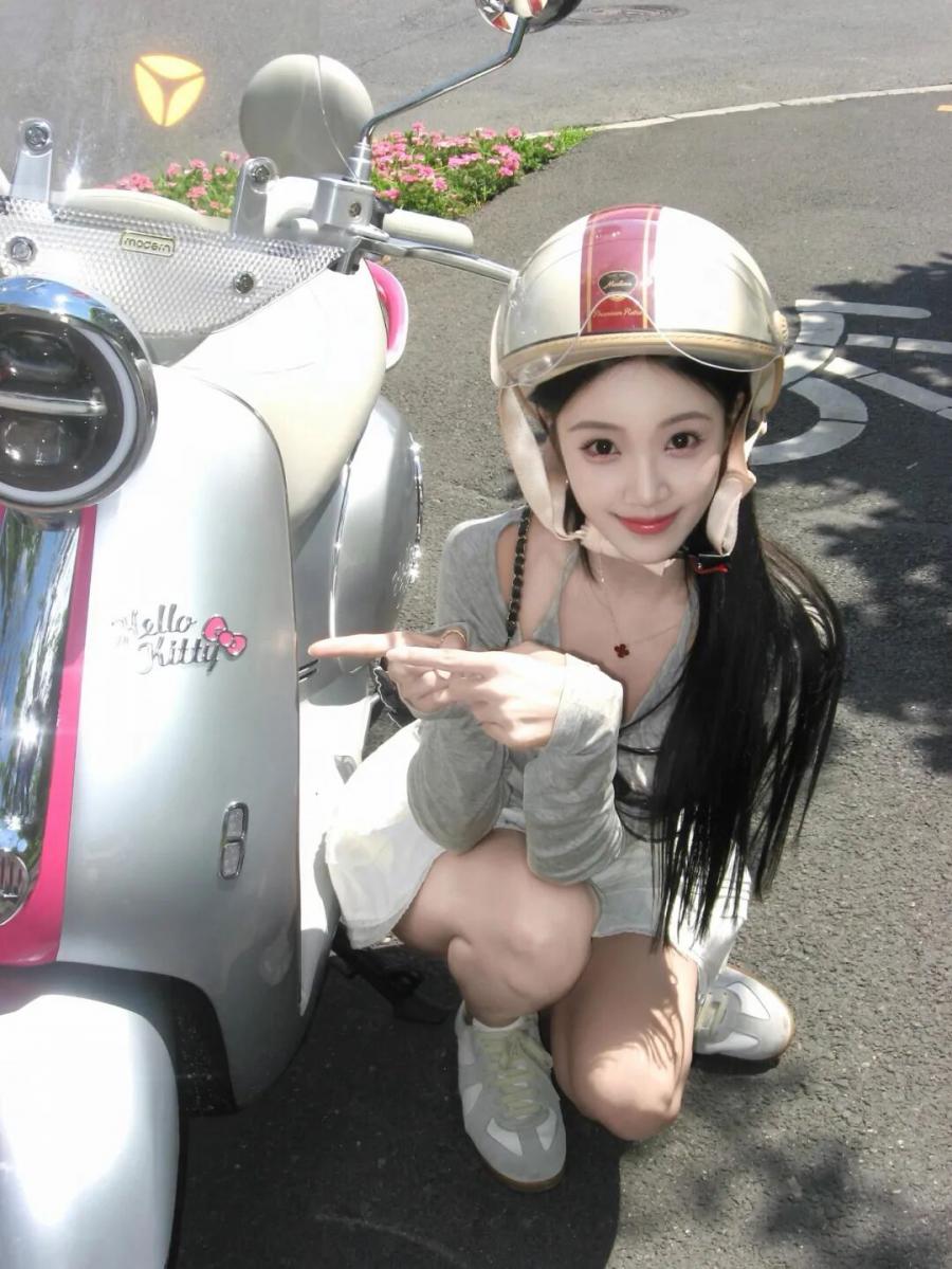 和小电驴拍照还在傻站？8个姿势解锁清新日常感-第3张图片-风享汇