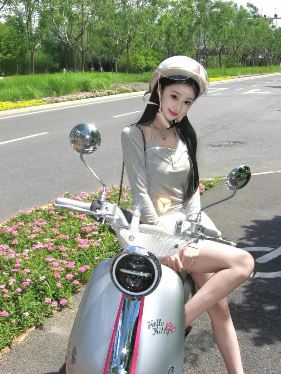 和小电驴拍照还在傻站？8个姿势解锁清新日常感-第5张图片-风享汇