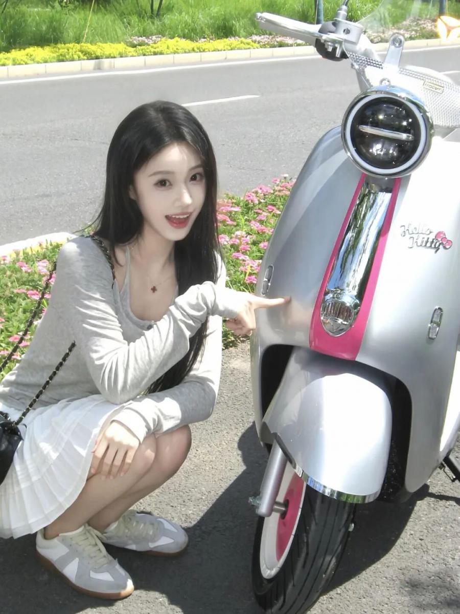 和小电驴拍照还在傻站？8个姿势解锁清新日常感-第7张图片-风享汇