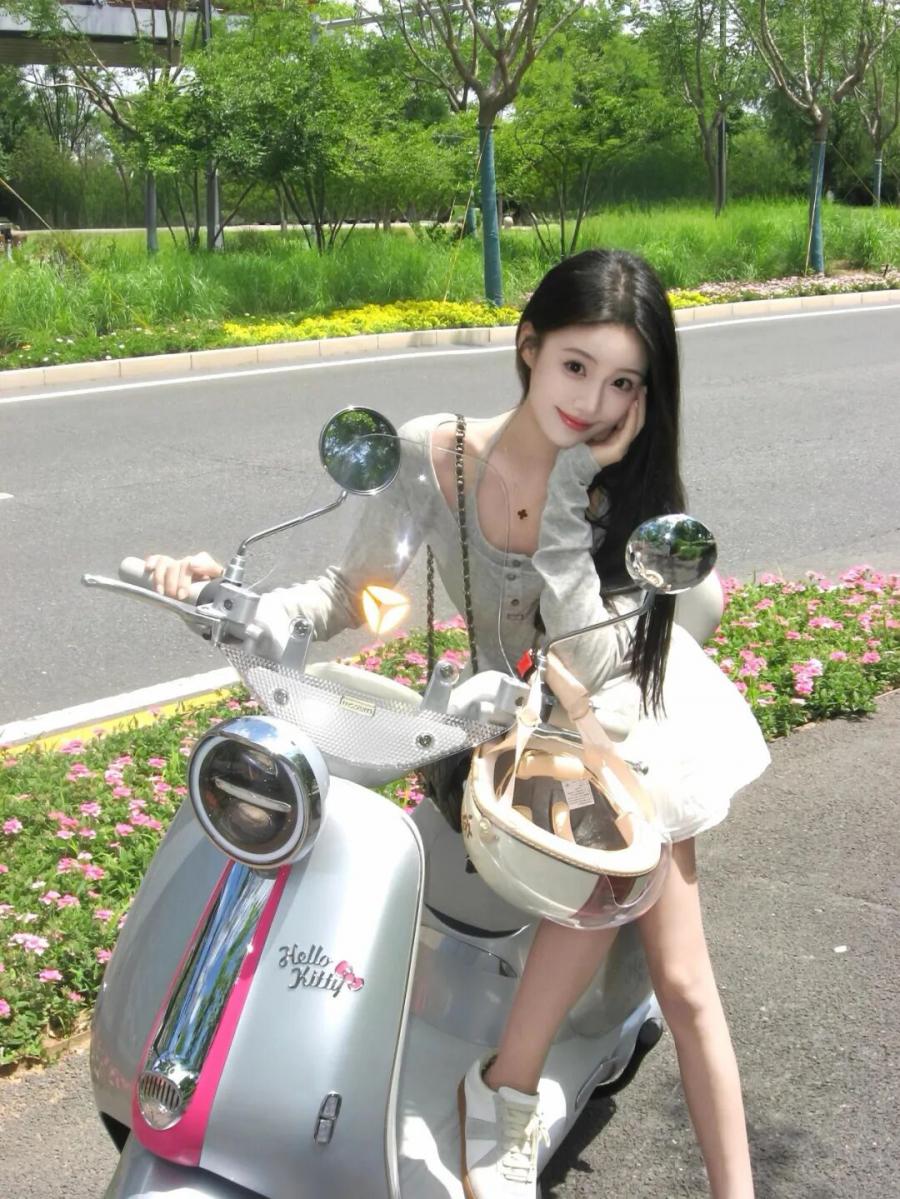 和小电驴拍照还在傻站？8个姿势解锁清新日常感-第9张图片-风享汇