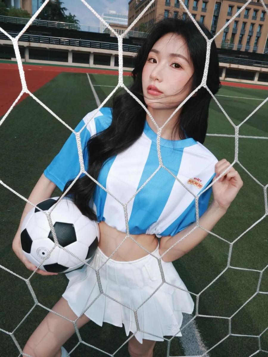 足球少女拍照指南｜10个松弛感出片姿势，青春又亮眼-第11张图片-风享汇