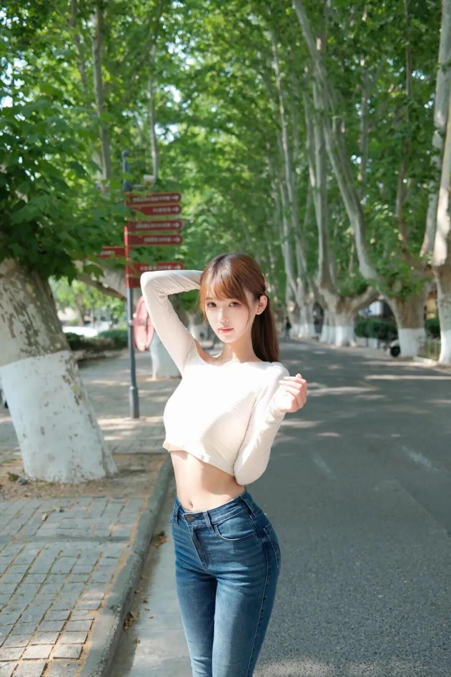 牛仔裤街拍万能姿势｜日常出门随手拍，松弛感直接拉满-第2张图片-风享汇