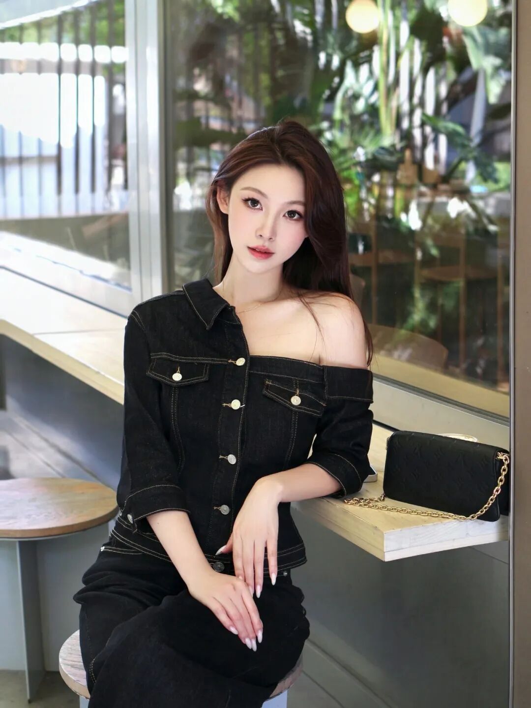 咖啡馆打卡8个松弛感人像姿势，自然上镜又显身材-第4张图片-风享汇