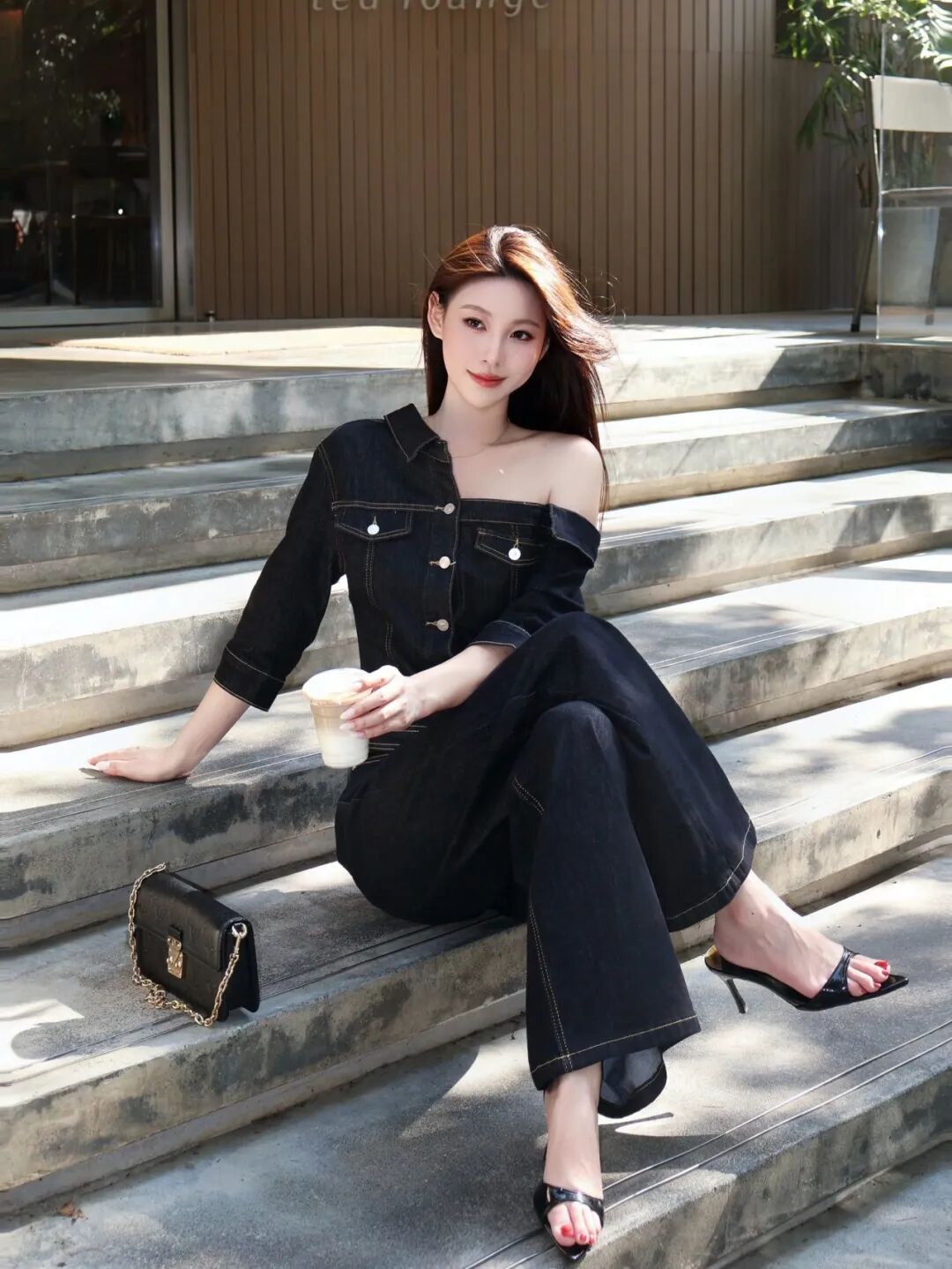 咖啡馆打卡8个松弛感人像姿势，自然上镜又显身材-第5张图片-风享汇