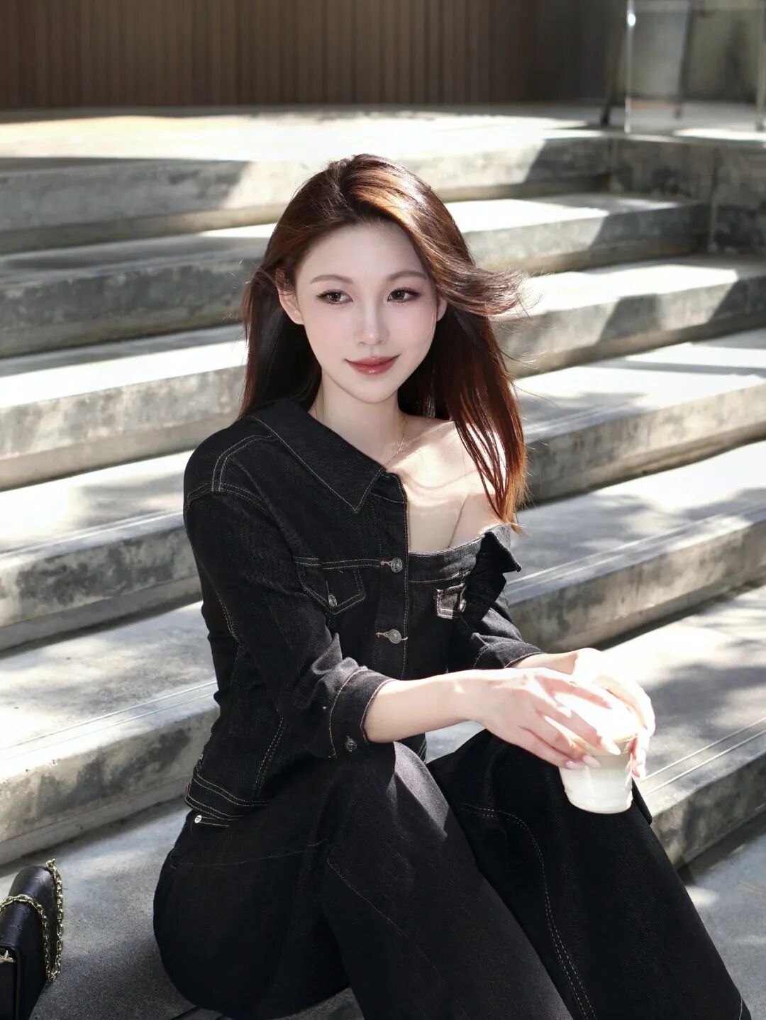 咖啡馆打卡8个松弛感人像姿势，自然上镜又显身材-第7张图片-风享汇