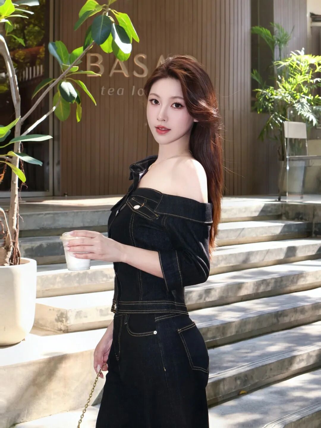 咖啡馆打卡8个松弛感人像姿势，自然上镜又显身材-第8张图片-风享汇