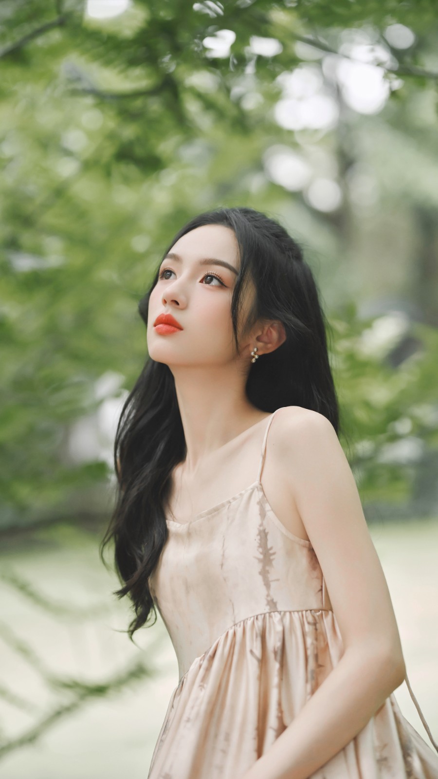 周也露背裙，清冷少女🍃-第1张图片-风享汇