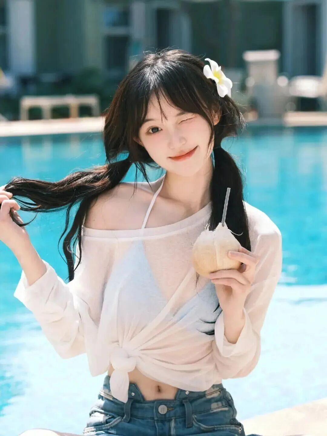 泳池甜妹写真怎么拍？这几个姿势显瘦又元气-第3张图片-风享汇