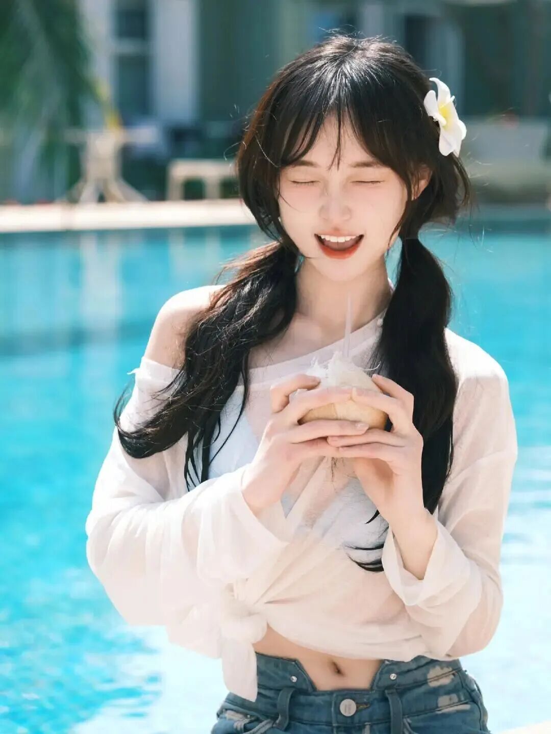 泳池甜妹写真怎么拍？这几个姿势显瘦又元气-第4张图片-风享汇