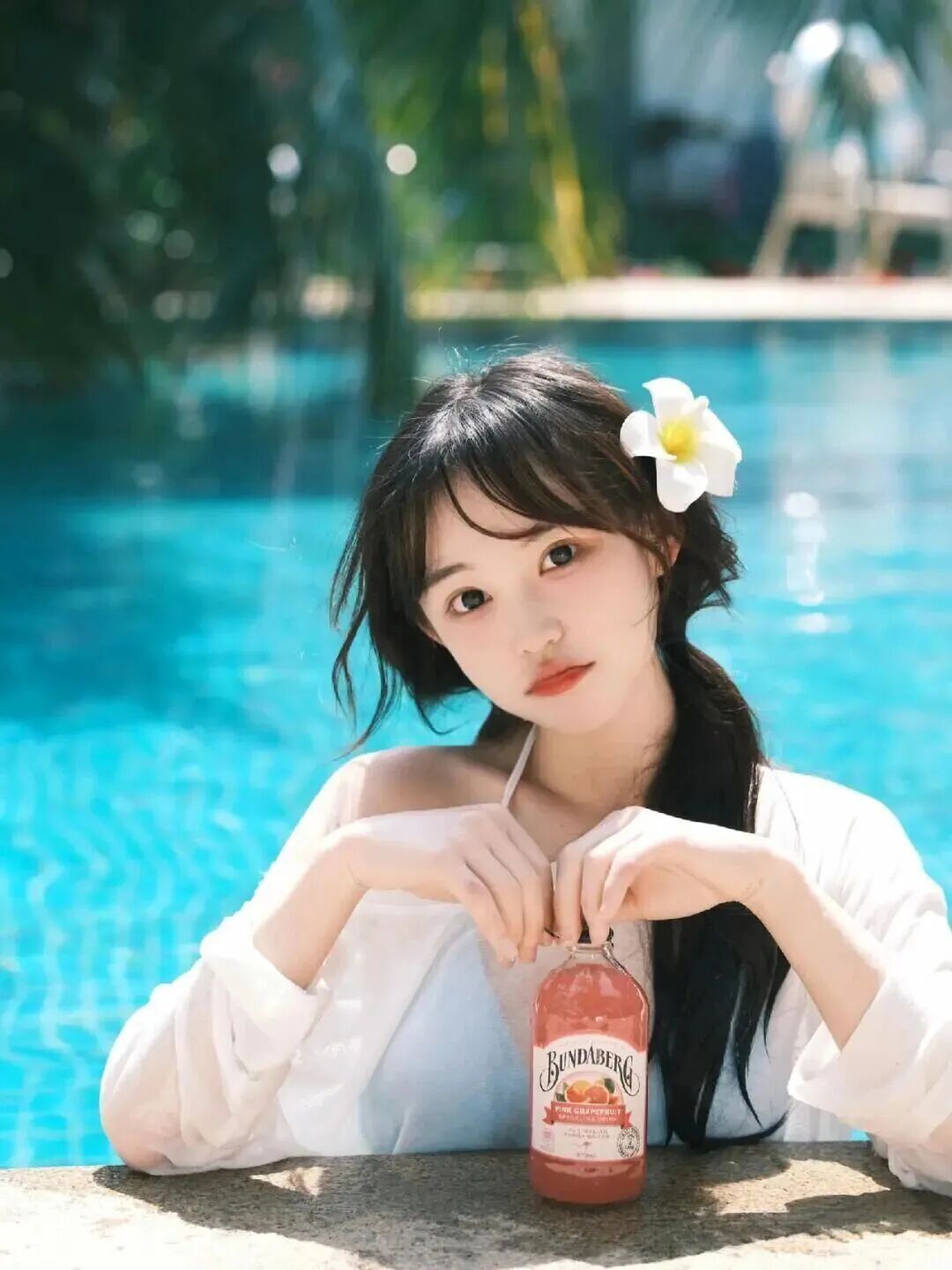 泳池甜妹写真怎么拍？这几个姿势显瘦又元气-第5张图片-风享汇