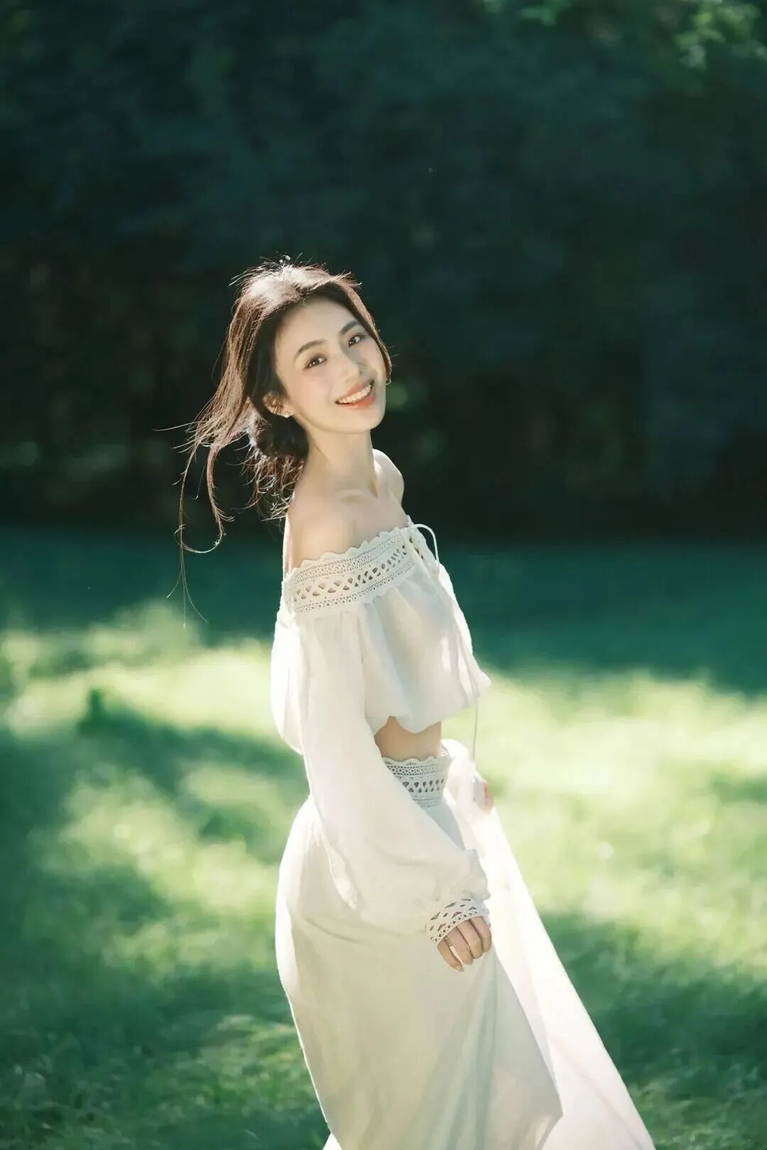 路肩白裙草地拍照技巧｜从坐姿到站姿，温柔又上镜-第7张图片-风享汇