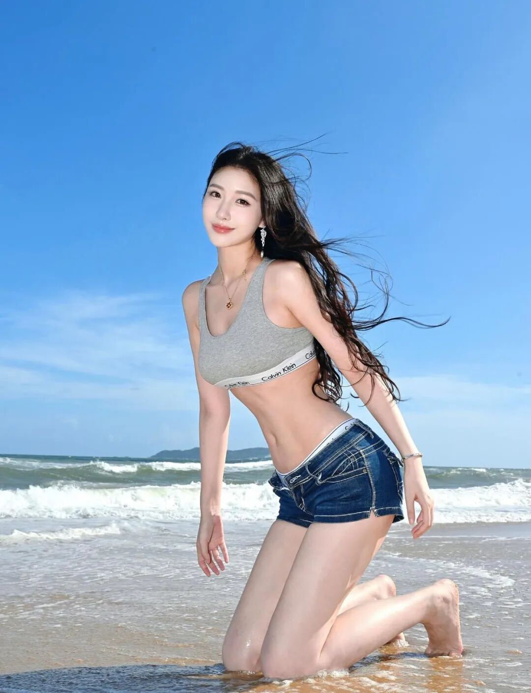 海边游玩拍照｜9 个百搭姿势，拍出清透元气感，显瘦又上镜-第4张图片-风享汇