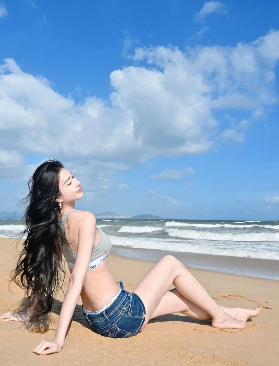 海边游玩拍照｜9 个百搭姿势，拍出清透元气感，显瘦又上镜-第6张图片-风享汇
