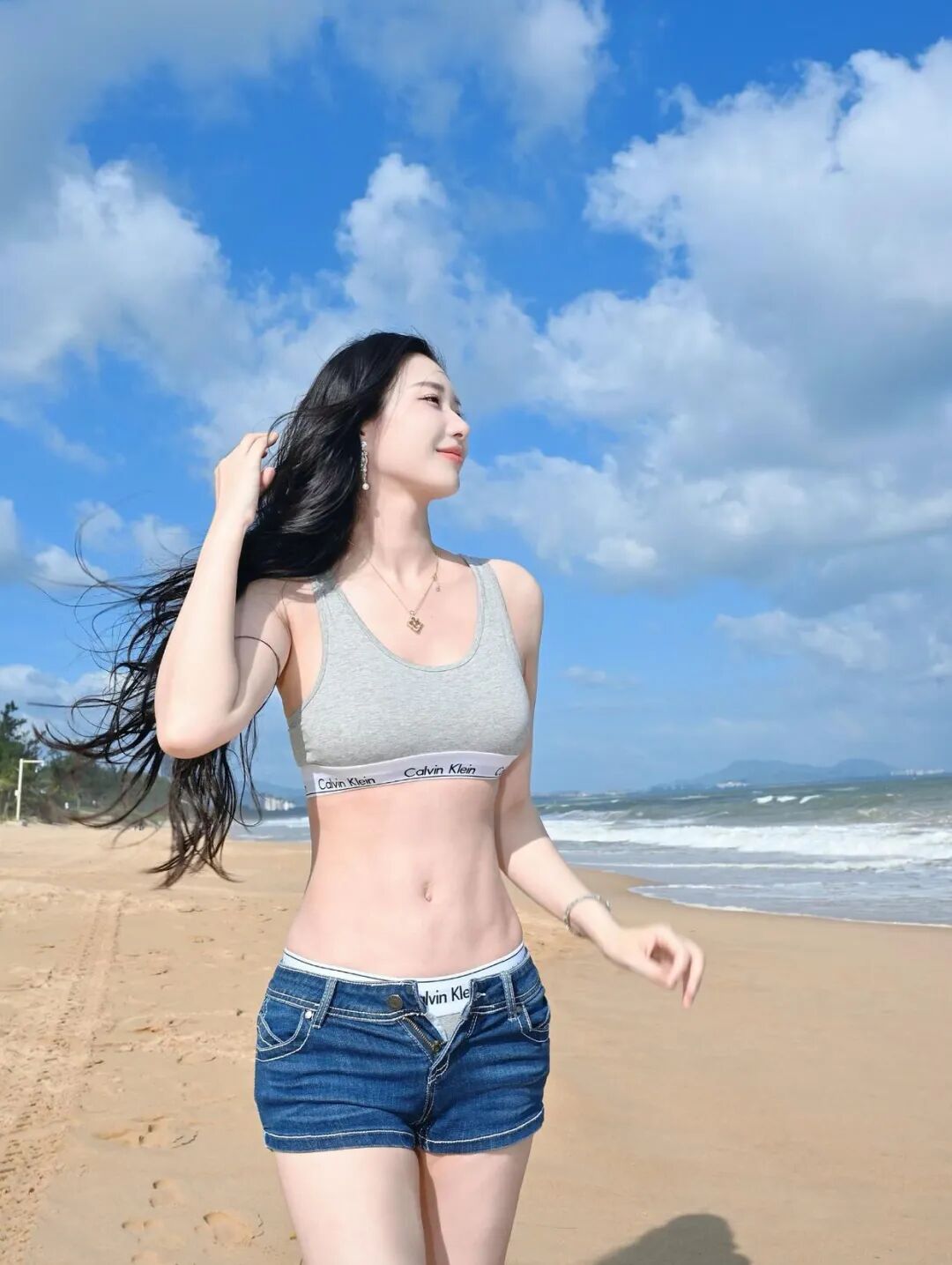 海边游玩拍照｜9 个百搭姿势，拍出清透元气感，显瘦又上镜-第8张图片-风享汇