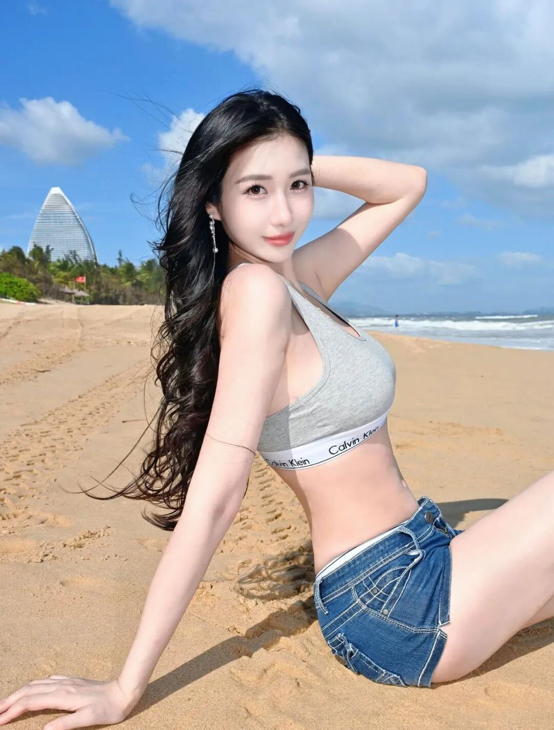 海边游玩拍照｜9 个百搭姿势，拍出清透元气感，显瘦又上镜-第10张图片-风享汇