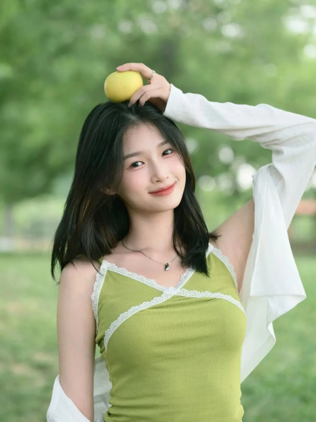 吊带+开衫的清爽组合，湖边拍照这么摆姿势，好看又上镜-第4张图片-风享汇