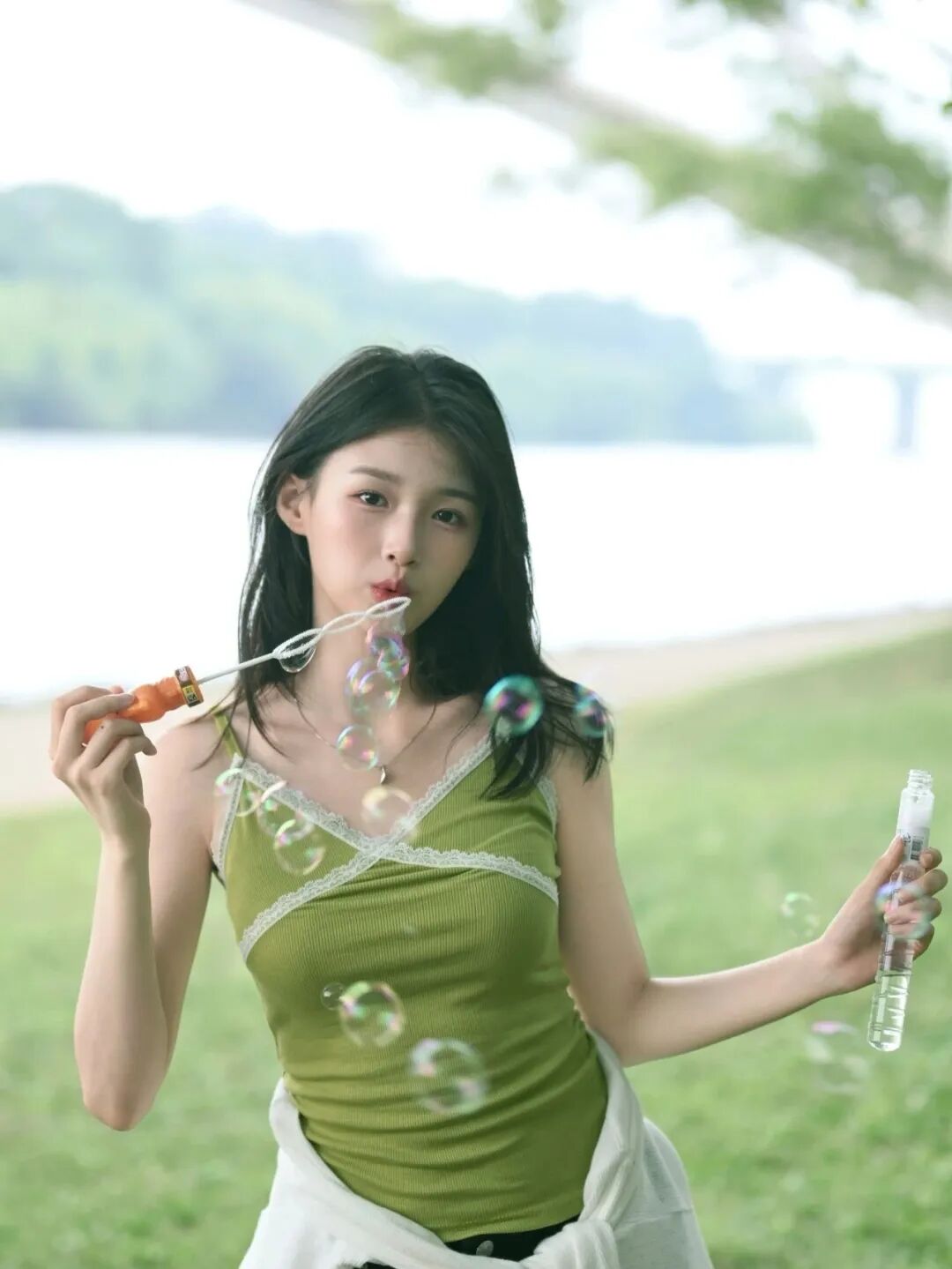 吊带+开衫的清爽组合，湖边拍照这么摆姿势，好看又上镜-第6张图片-风享汇