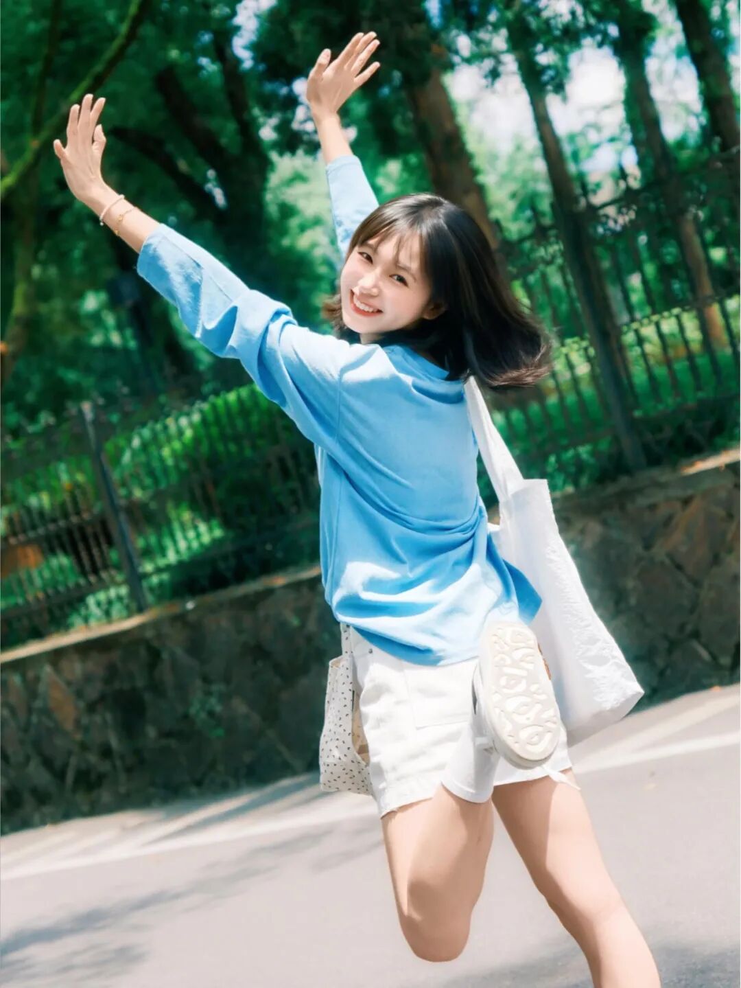 夏日生活感拍照指南｜9个姿势拍出元气日常感-第3张图片-风享汇