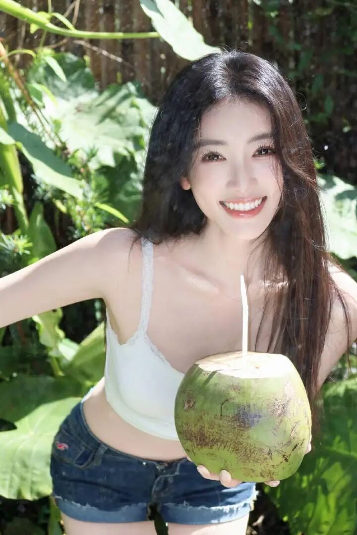 白吊带+牛仔短裤｜夏日10个清爽拍照姿势，自然又好看-第2张图片-风享汇