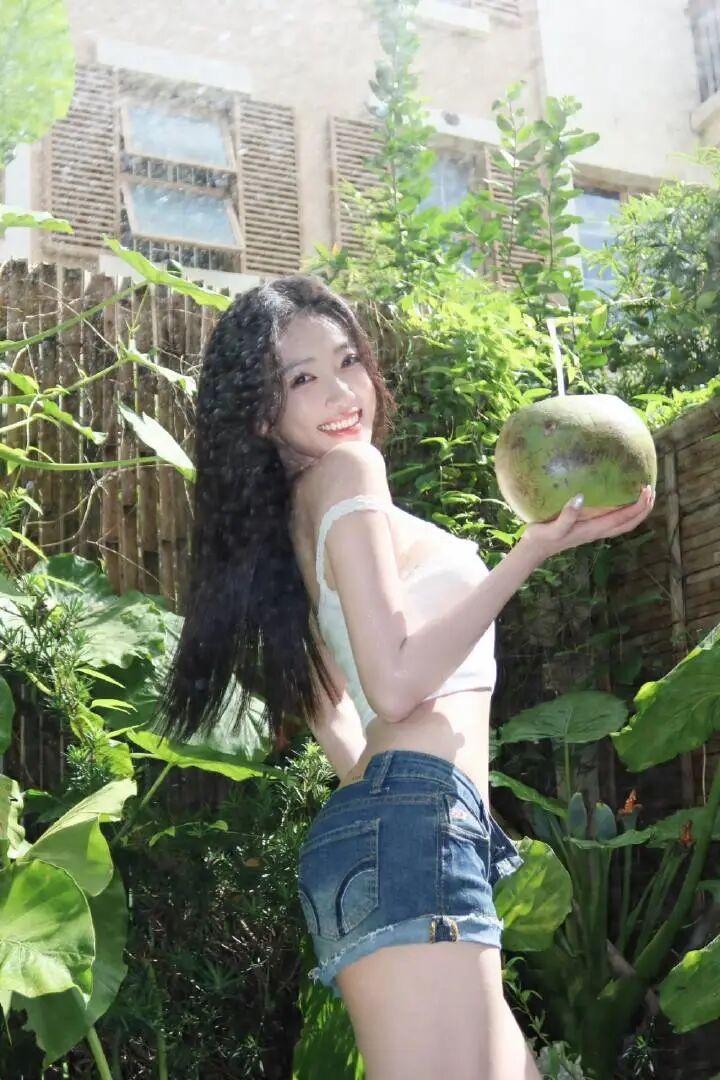 白吊带+牛仔短裤｜夏日10个清爽拍照姿势，自然又好看-第6张图片-风享汇