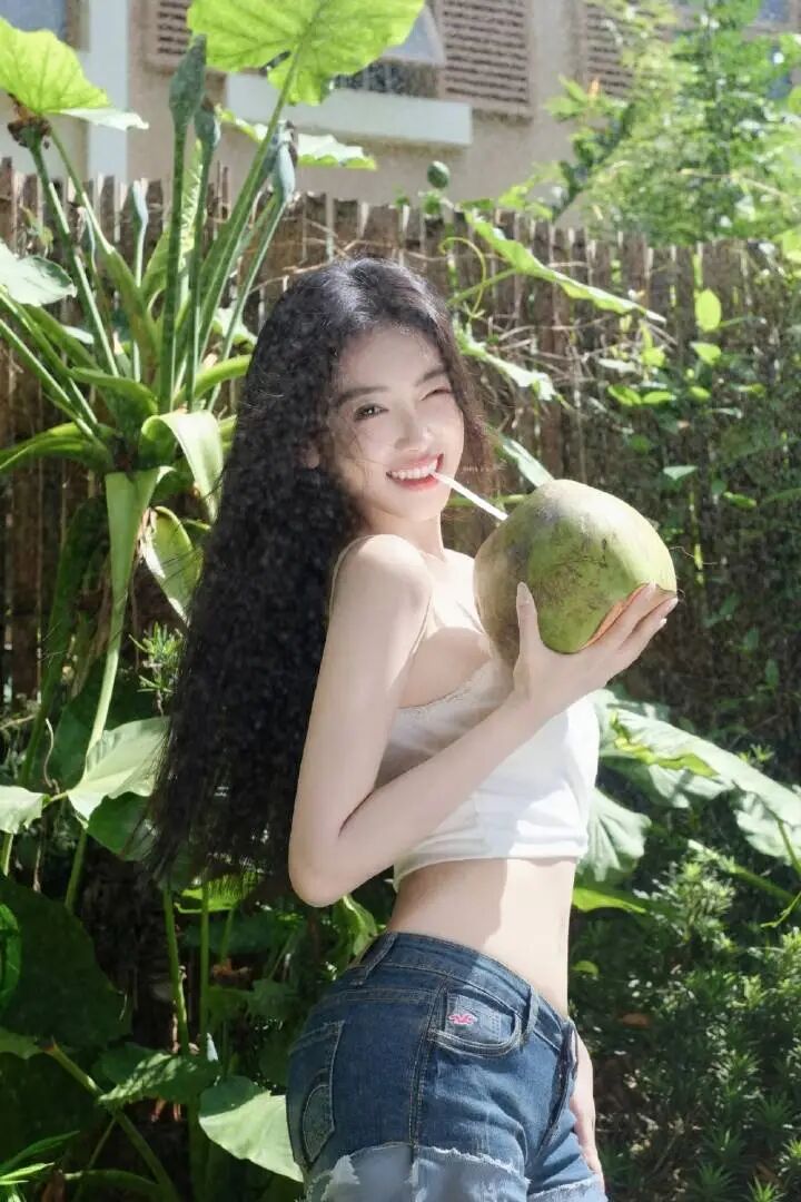 白吊带+牛仔短裤｜夏日10个清爽拍照姿势，自然又好看-第10张图片-风享汇