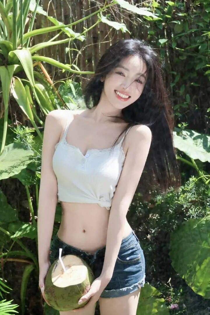 白吊带+牛仔短裤｜夏日10个清爽拍照姿势，自然又好看-第8张图片-风享汇