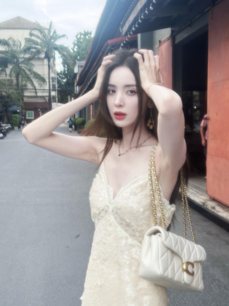 古力娜扎白色吊带短裙，好甜好纯啊-第2张图片-风享汇