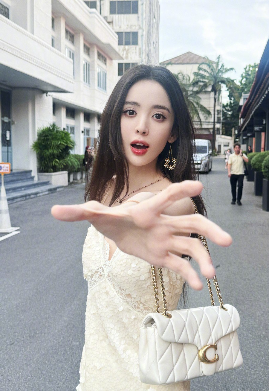 古力娜扎白色吊带短裙，好甜好纯啊-第5张图片-风享汇