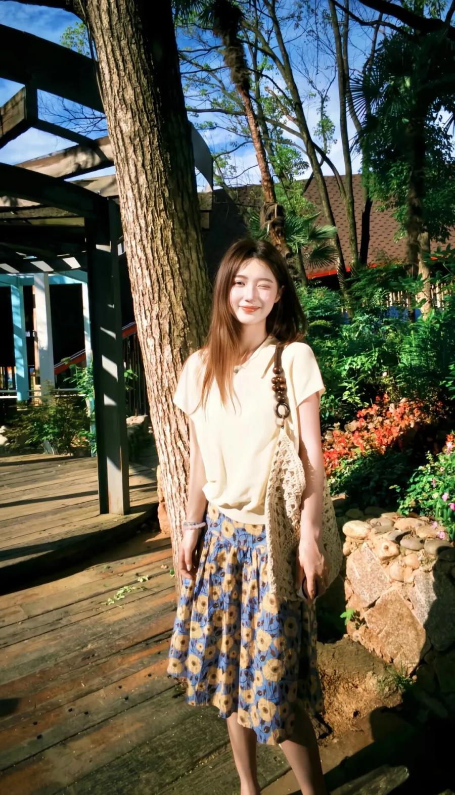 夏日户外拍照｜6个零难度姿势，普通人也能拍出松弛感-第2张图片-风享汇