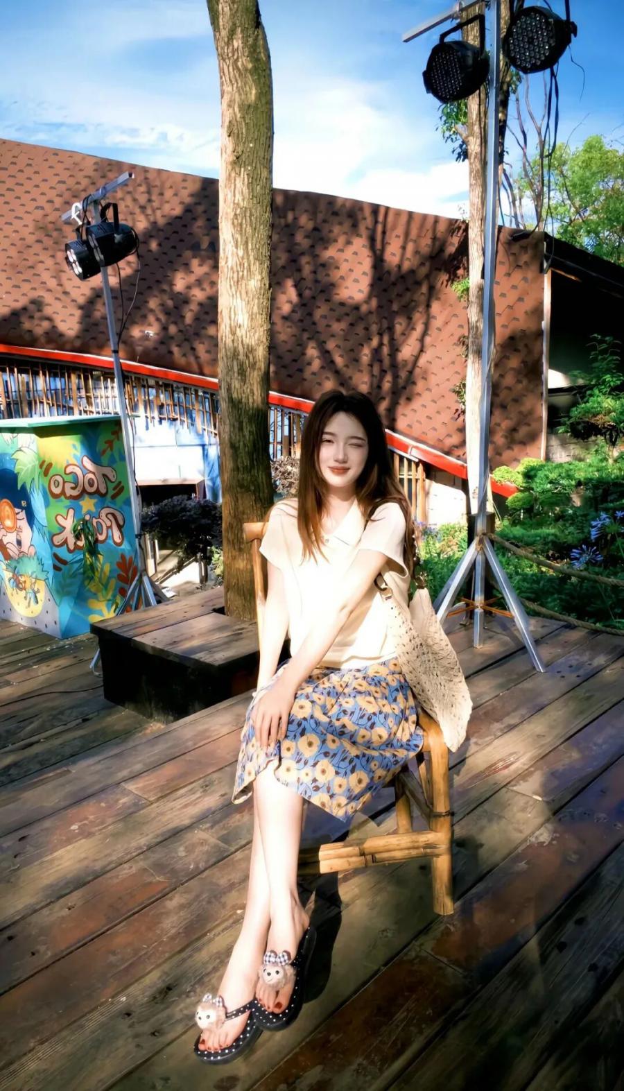 夏日户外拍照｜6个零难度姿势，普通人也能拍出松弛感-第5张图片-风享汇