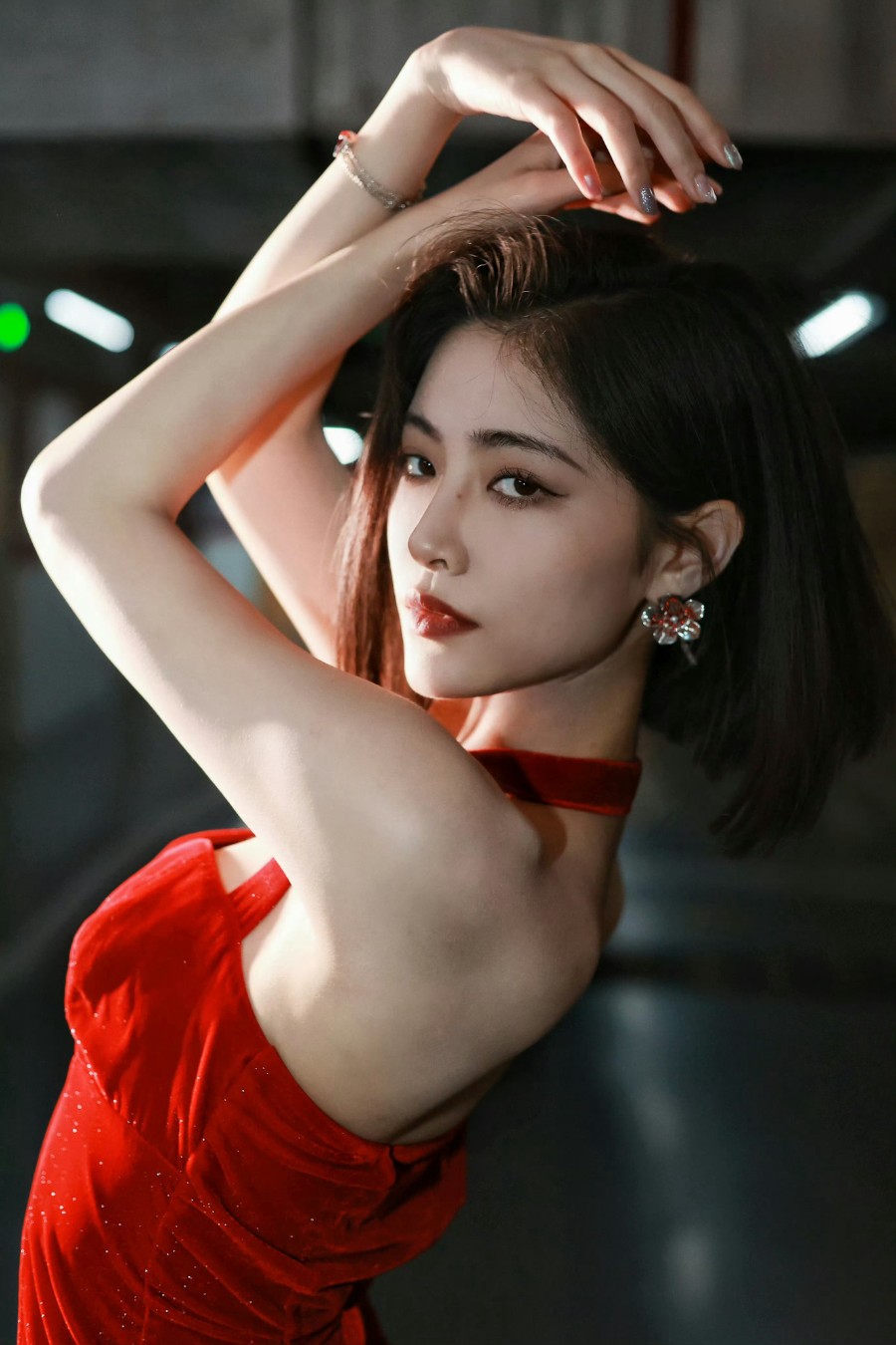 许佳琪精致女神，红色高开叉长裙造型-第1张图片-风享汇