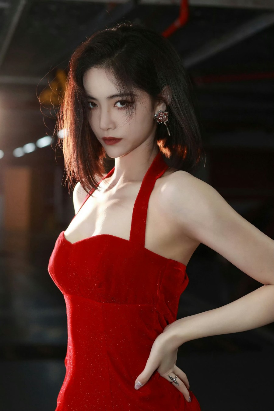 许佳琪精致女神，红色高开叉长裙造型-第3张图片-风享汇